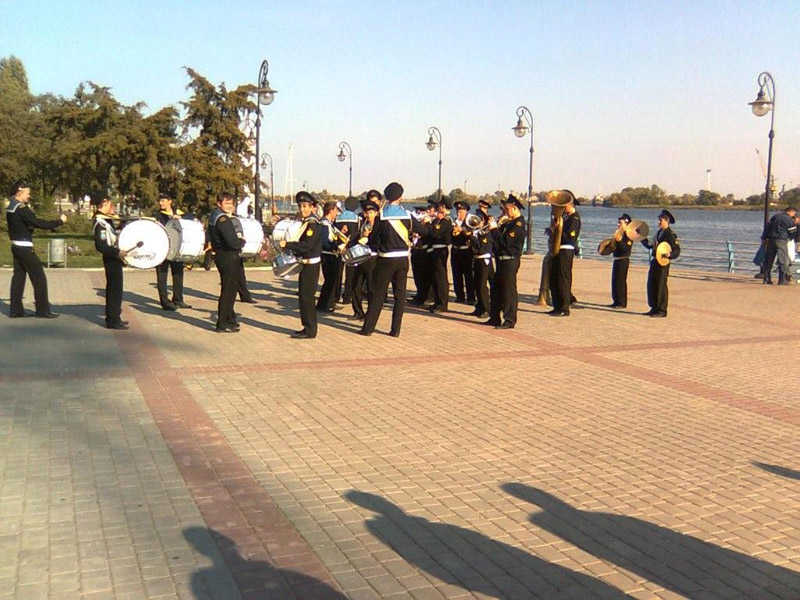 Училищный оркестр играет нам «Прощание славянки»; | Выпускники Херсонской мореходки - ХМУ ММФ и ХМК