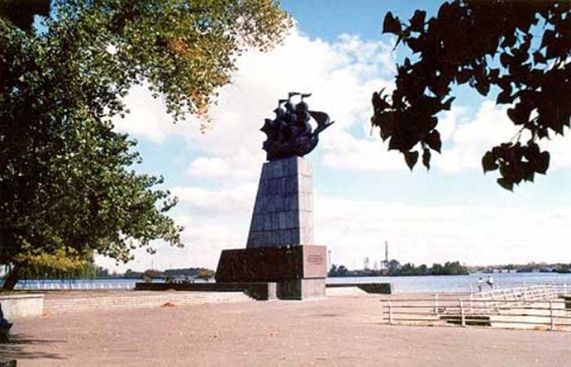 Херсон. Памятник корабелам 
