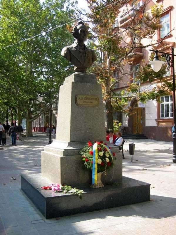Памятник А.В.Суворову перенесен в начало улицы