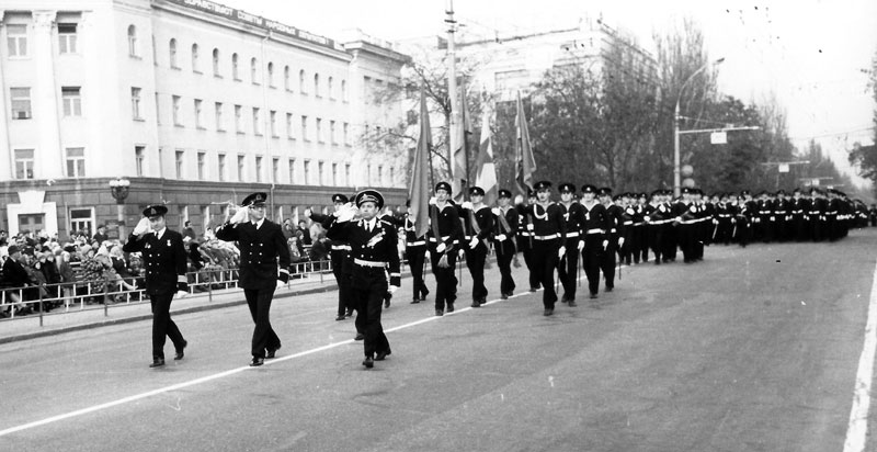 Парад 7 ноября 1978 г. Проходит перед трибунами парадный расчет ХМУ ММФ | Выпускники Херсонской мореходки - ХМУ ММФ и ХМК