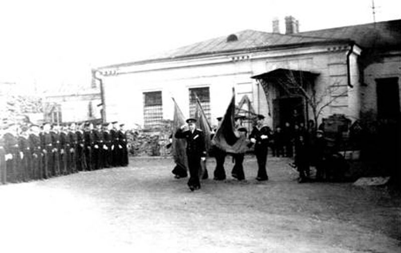 1 мая 1951 г. Вынос знамен перед строем курсантов училища | Выпускники Херсонской мореходки - ХМУ ММФ и ХМК