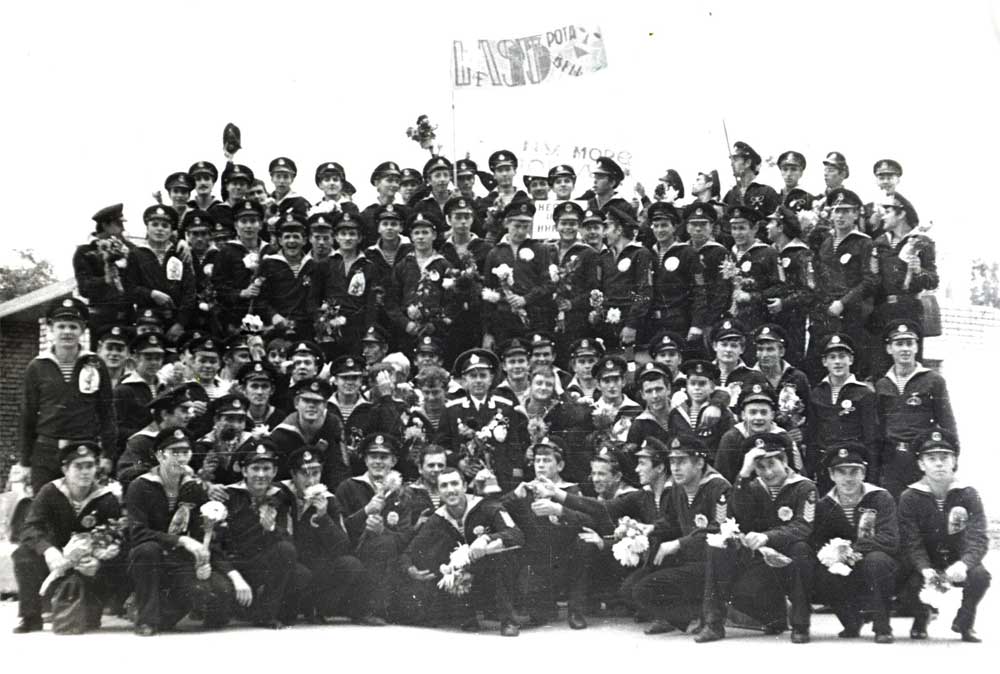 Традиционное фото 15 роты СВС 1972 в день последнего звонка | Выпускники Херсонской мореходки - ХМУ ММФ и ХМК