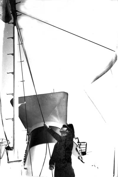 УПС Профессор Аничуов, 1977 г. Дублёр вахтенного матроса поднимает флаг | Выпускники Херсонской мореходки - ХМУ ММФ и ХМК