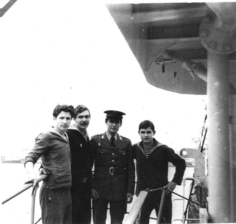 На трапе УПС Профессор Аничков, 1977 г., фото с испанским полицейским | Выпускники Херсонской мореходки - ХМУ ММФ и ХМК