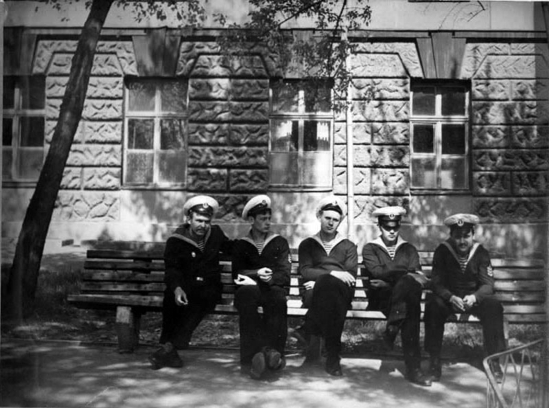 На скамеечке возле УК-1 | Выпускники Херсонской мореходки - ХМУ ММФ и ХМК
